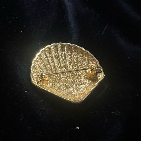Gold Shell Brooch - Picture 2 of 2